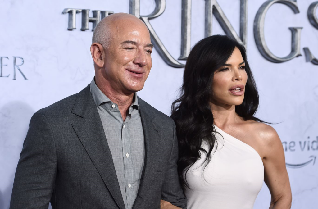 Jeff Bezos attends the premiere of "Lord of the Rings", the most expensive series in history