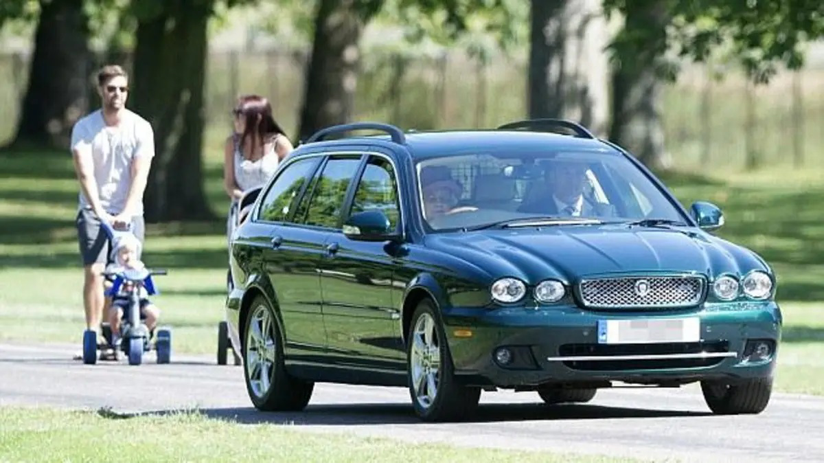 Queen Elizabeth’s car for sale.. Here are the specifications and the asking price