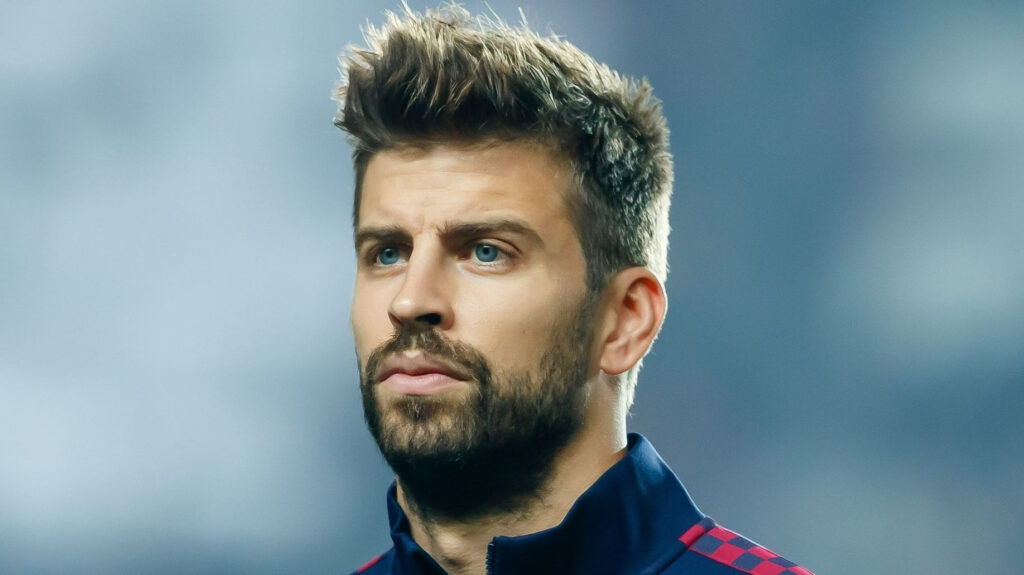 Pique is being criticized for leaving his two children in the rain outside Shakira's house