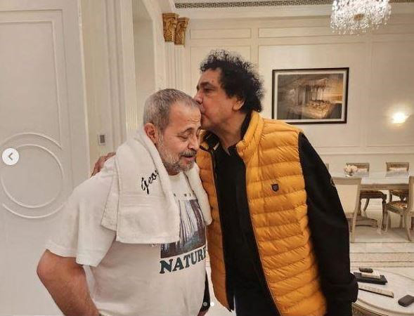 Mohamed Mounir kisses George Wassouf's head in his latest appearanc