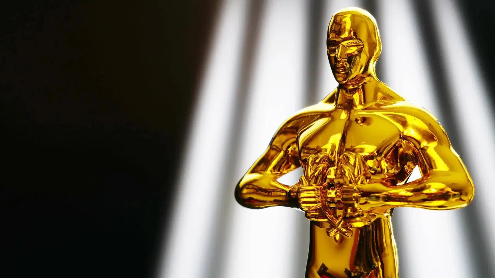 What does the Oscar statue hold in his hands ? the Oscar