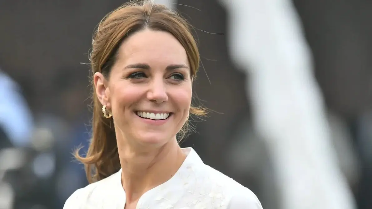 The Crown 6” .. This actress will play the role of Kate Middleton in her youth The Crown 6